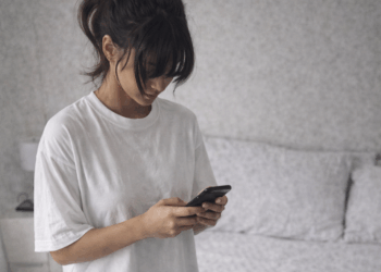 لماذا ندم الرجل الذي اخترع “الـ Scrolling”؟ وما هي أضرار الجوال؟