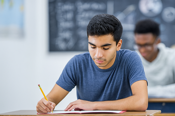 لماذا يزورونا حلم “قاعة الاختبار” حتى بعد سنوات من التخرج؟